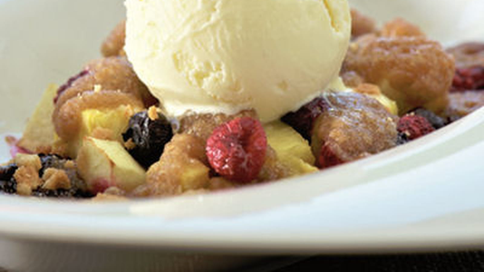 Crumble aux fruits de saison et galettes au beurre