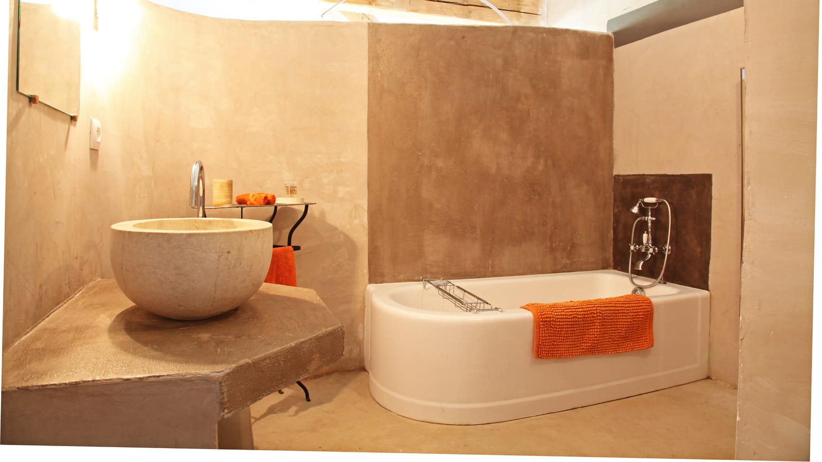 Salle de bains brute