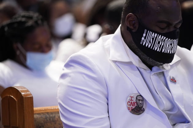 Rodney Floyd, un des frères de George, porte un masque avec le message "Justice pour George Floyd"