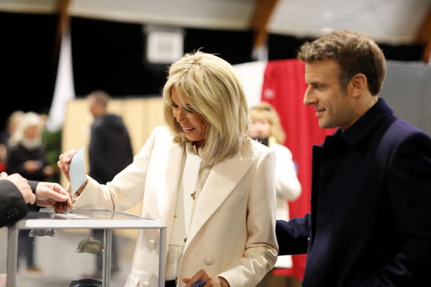 Brigitte et Emmanuel Macron ont vot&eacute; en couple