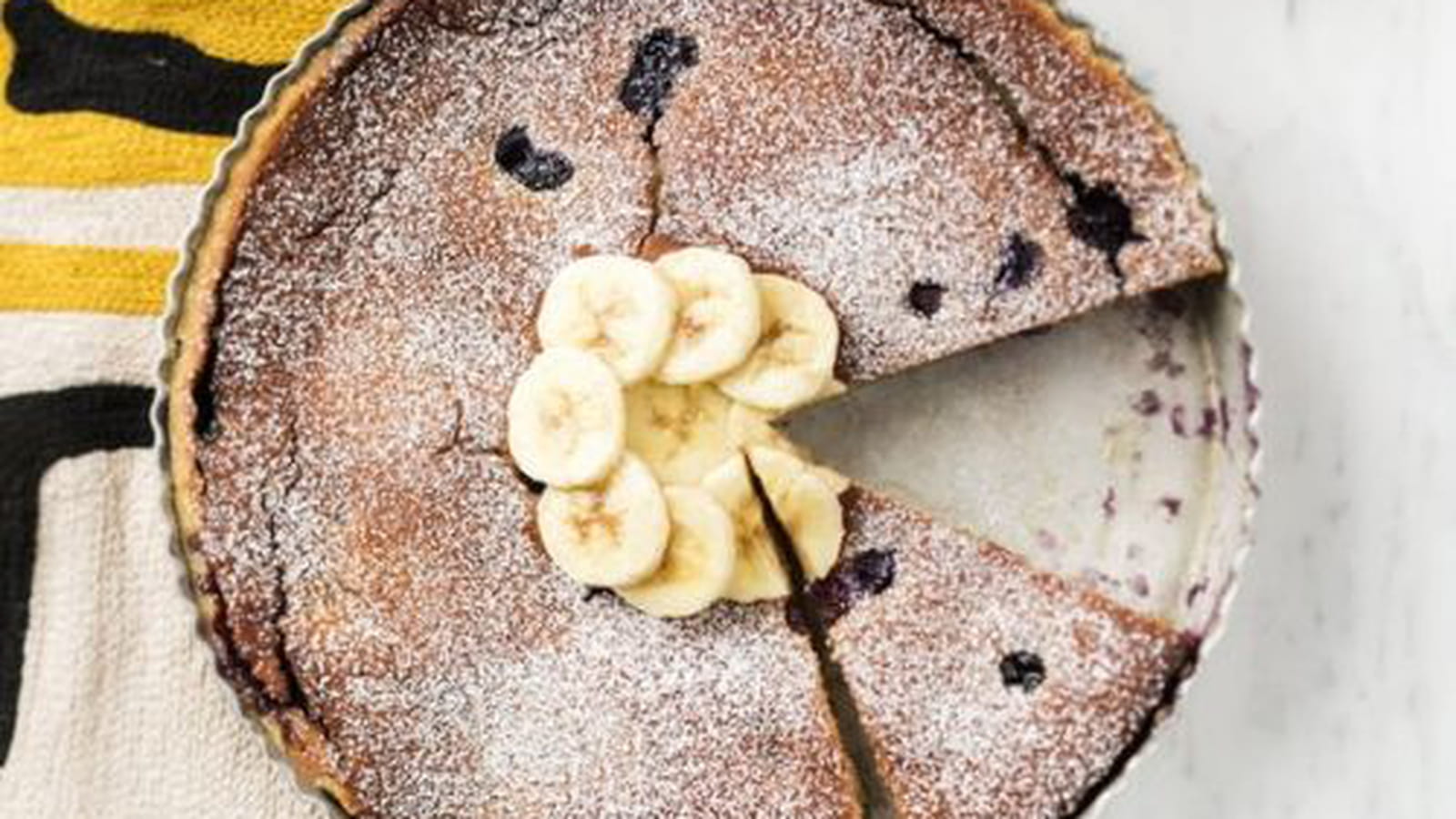 Clafoutis au lait de coco, à la banane et aux myrtilles