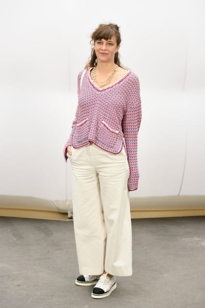 C&eacute;line Sallette en pull et pantalon blanc