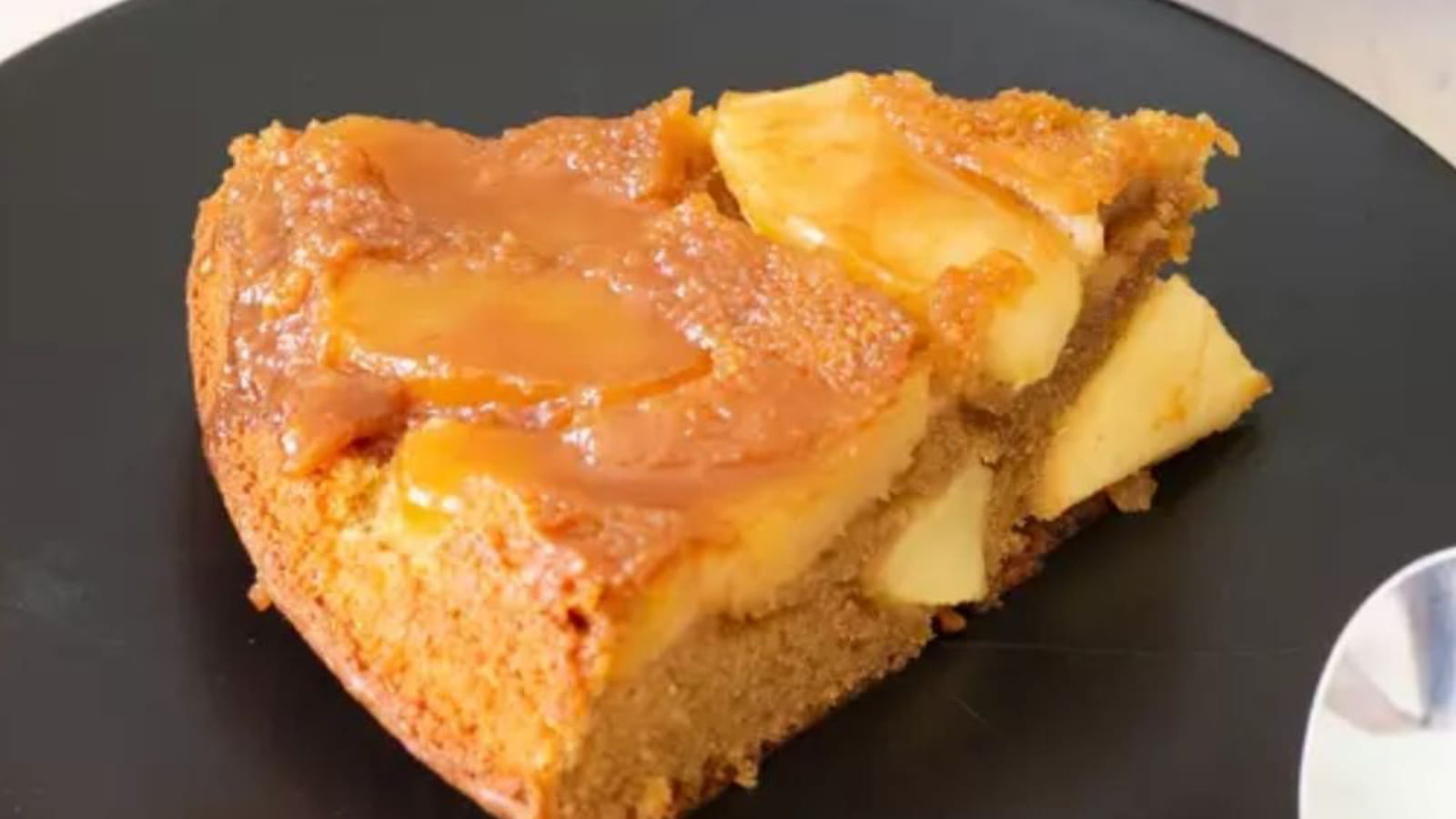 Gâteau aux pommes, caramel beurre salé et amandes