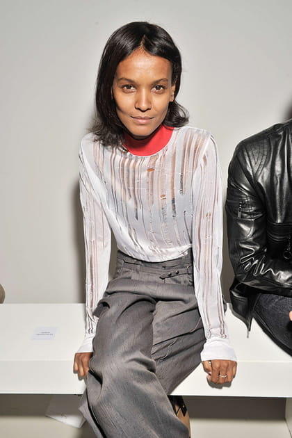 Liya Kebede en top blanc et pantalon de costume gris Paco Rabanne