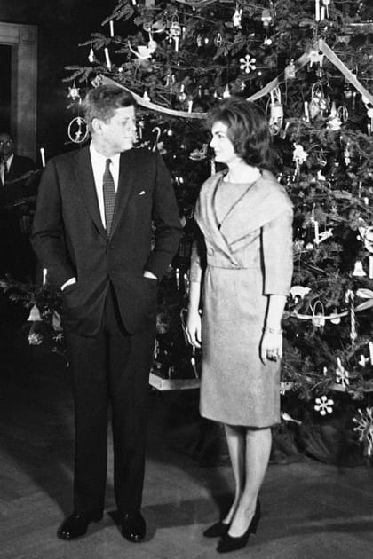 Jackie Kennedy en robe droite croisée et escarpins noirs