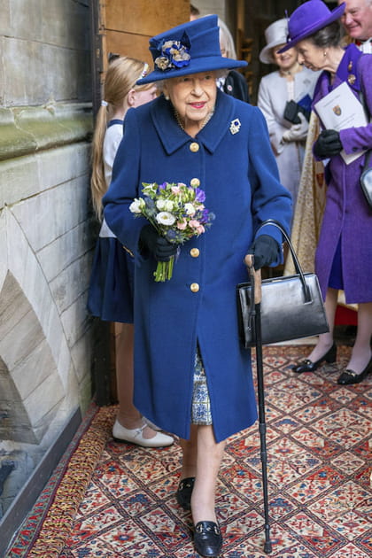 La reine Elizabeth II en ensemble bleu &eacute;lectrique