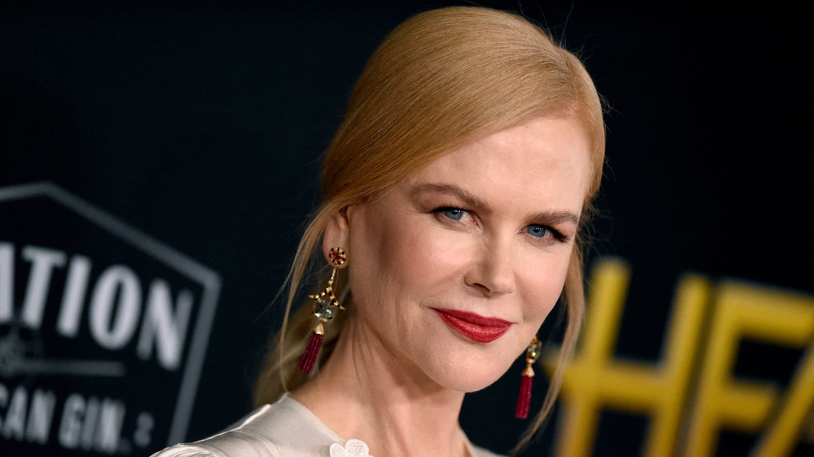 Bouche rouge et le chignon de gala