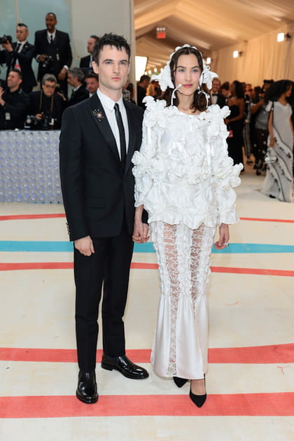 Tom Sturridge en costume noir Dior et Alexa Chung en robe blanche Roisin Pierce