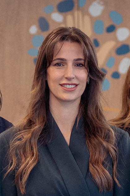 Frange rideau et longue chevelure, la princesse Rajwa de Jordanie est rayonnante
