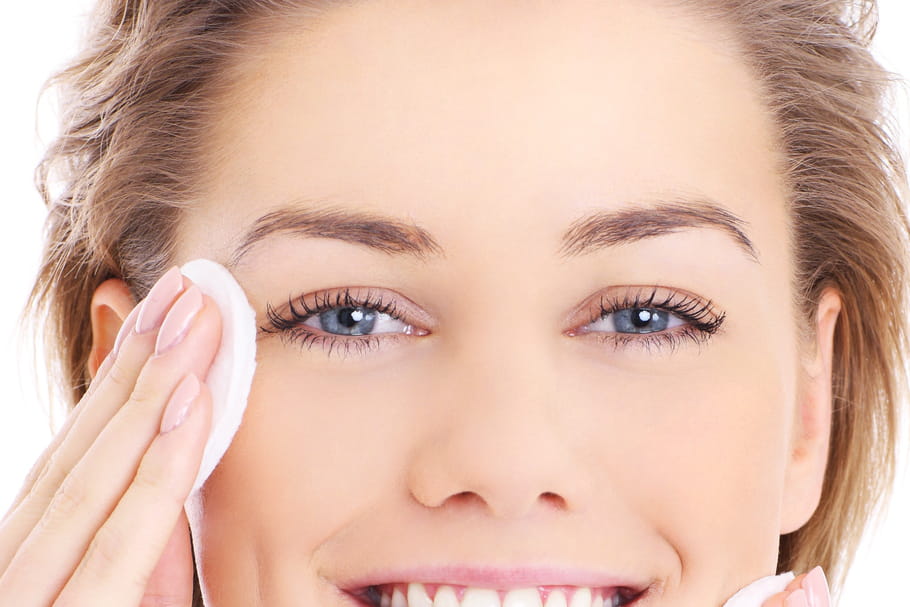 Le démaquillage du matin, un geste beauté indispensable