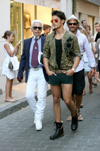 Baptiste Giabiconi en micro short et chemise ouverte