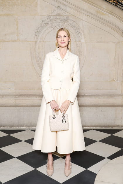 Kelly Rutherford en jupe pliss&eacute;e et veste blanche au d&eacute;fil&eacute; Dior haute couture printemps-&eacute;t&eacute; 2024