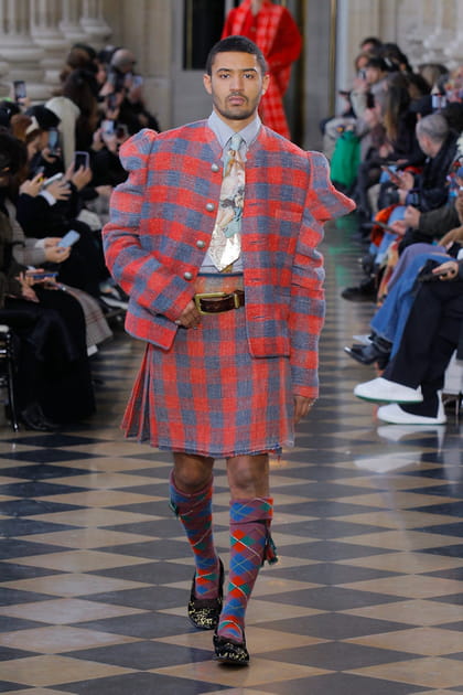 Jupe et veste tartan bleu et orange aper&ccedil;ues sur le d&eacute;fil&eacute; Andreas Kronthaler for&nbsp;Vivienne&nbsp;Westwood