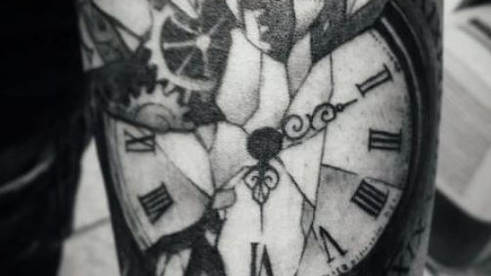 Horloge cassée sur l'avant-bras