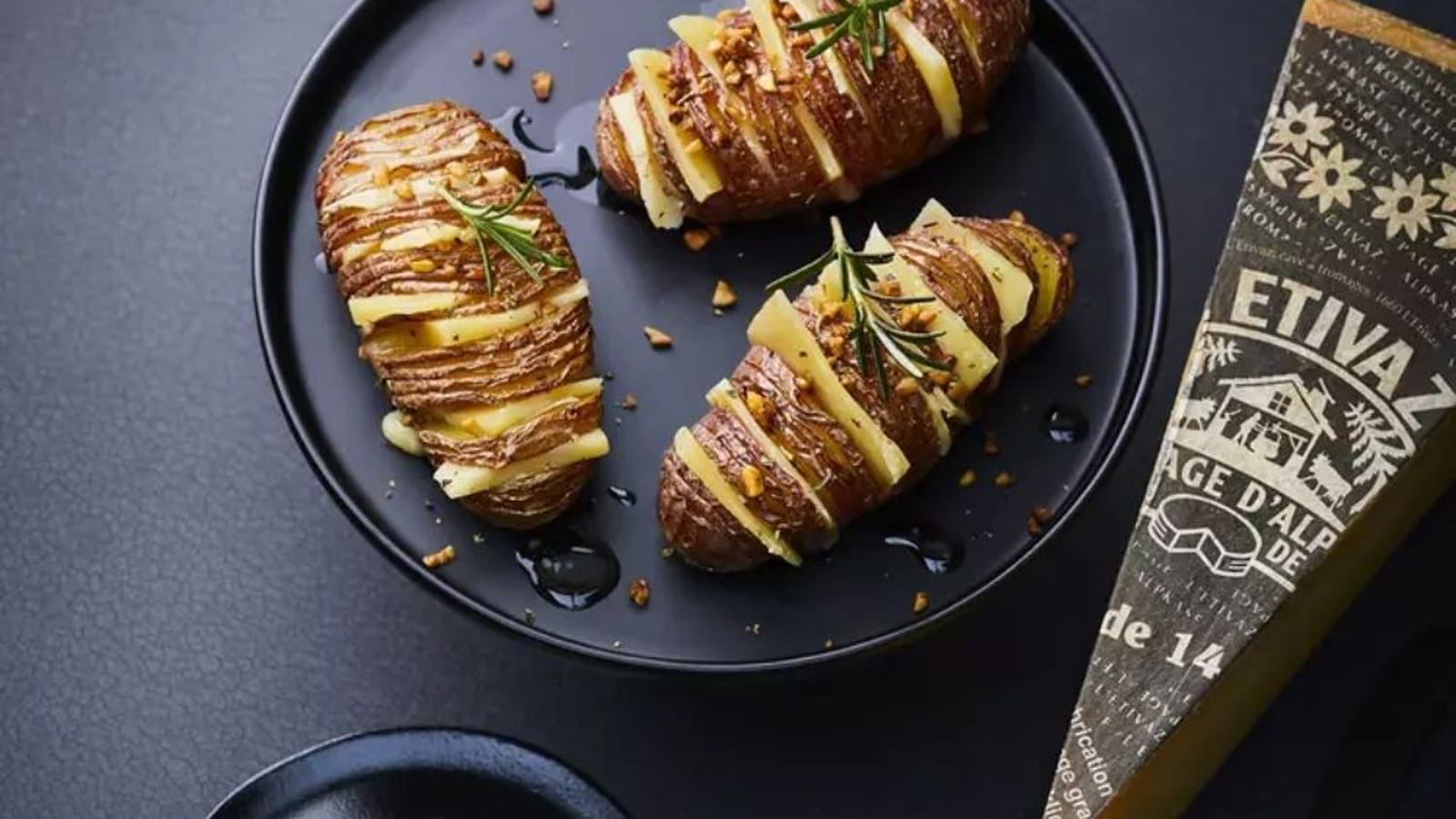 Mille-feuilles de pommes de terre à l'Etivaz AOP et huile de noisette