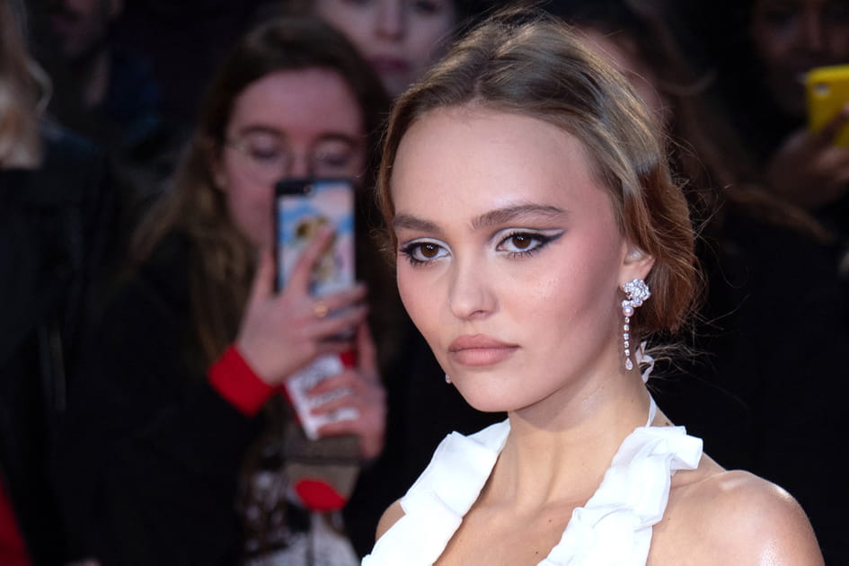 Top&nbsp;: Lily Rose Depp et son chignon chic