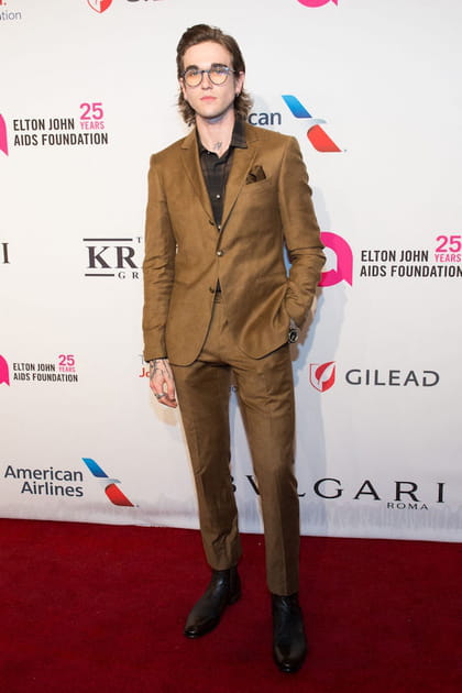 Gabriel-Kane Day-Lewis en costume marron