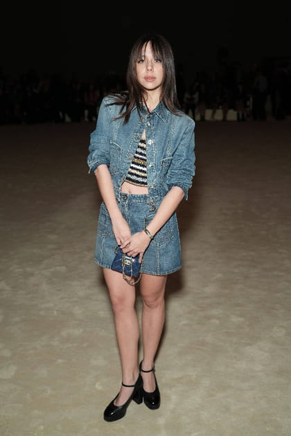 Kim Higelin en ensemble denim&nbsp;au d&eacute;fil&eacute; Chanel haute couture printemps-&eacute;t&eacute; 2024
