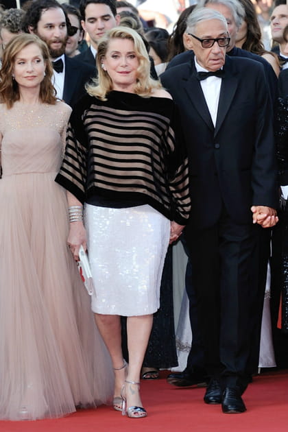 Catherine Deneuve en jupe pailletée blanche et en haut rayé noir