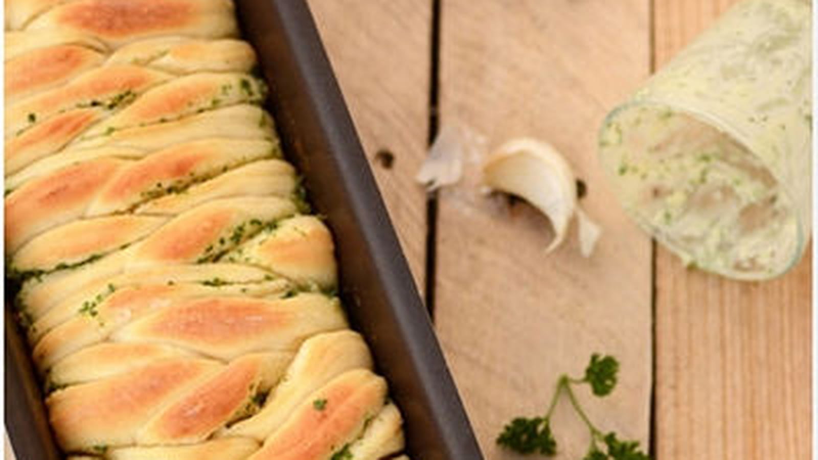 Pain brioché au beurre d'ail et persil