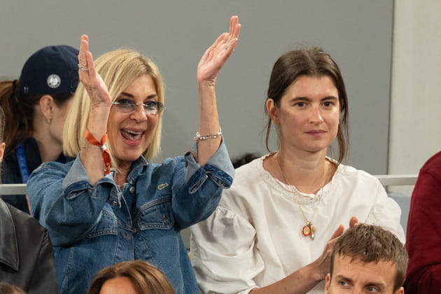 Mich&egrave;le Laroque spectatrice impliqu&eacute;e avec sa fille &agrave; Roland-Garros