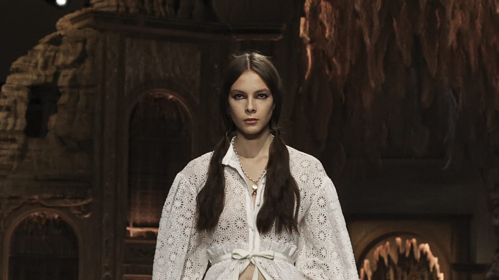 Look 16