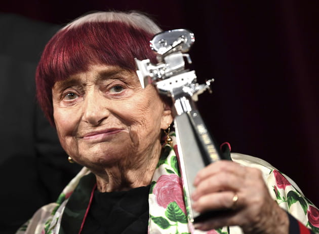 Agnès Varda et son trophée à la Berlinale