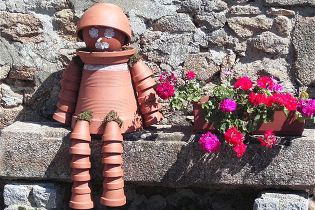 Personnage en pots de fleurs