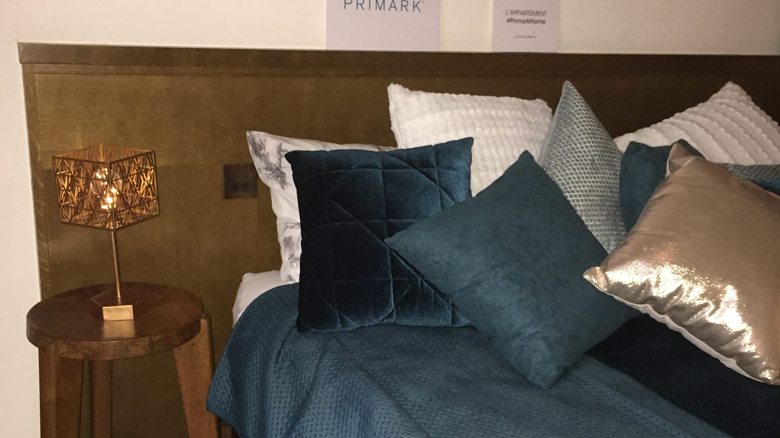 Lampe et linge de lit