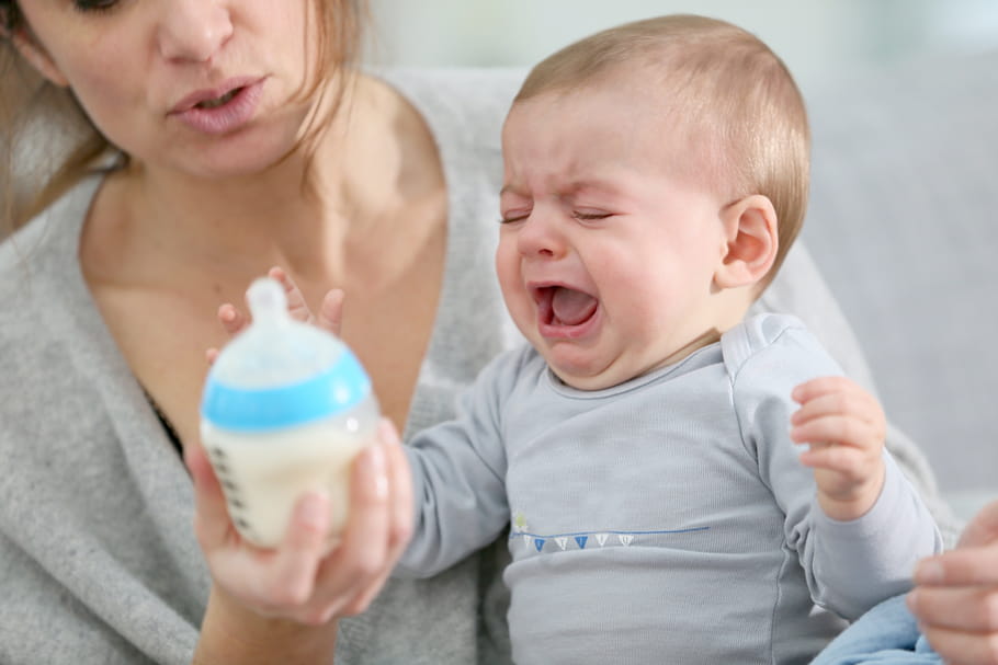 Mon bébé refuse le biberon : pourquoi, que faire ?
