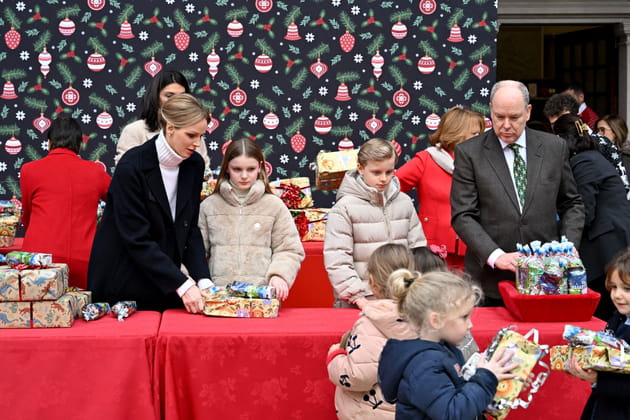 Charlene, Albert et leurs enfants distribuent leurs cadeaux de Noël
