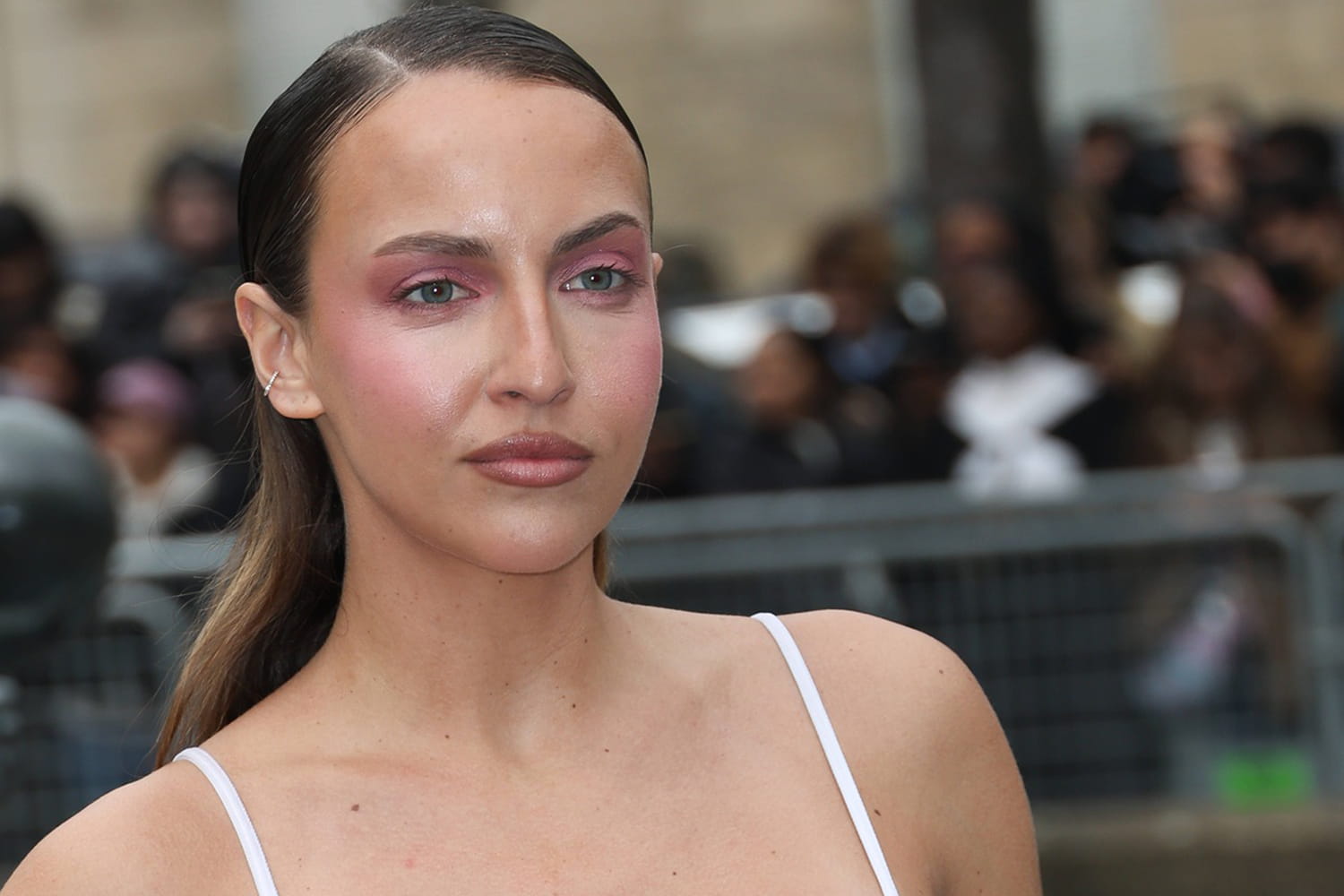 At 30, Carla Ginola amazes us with her ruffle bikini at 138 euros