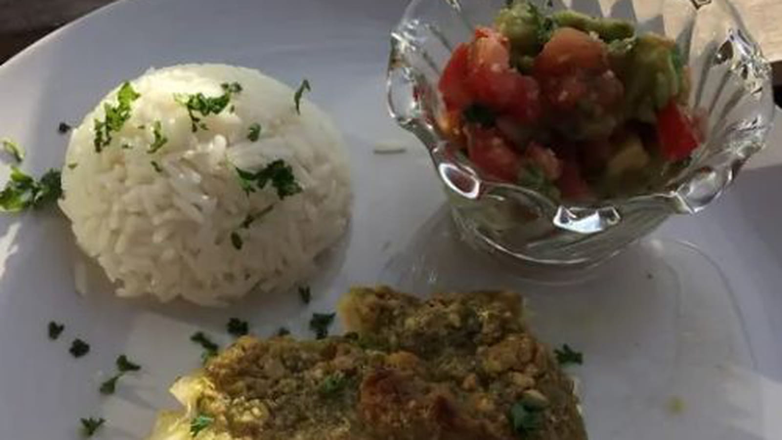Cabillaud aux cacahuètes et salade d’avocat