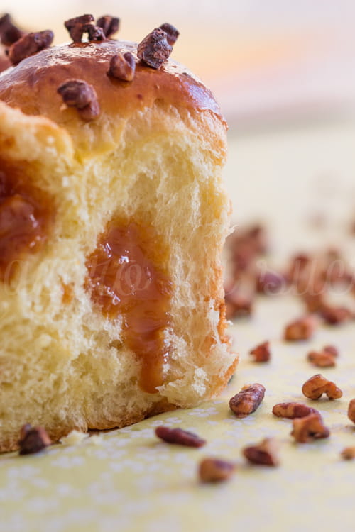 Brioche caramel beurre salé coulant et pépites noix de pécan caramélisées