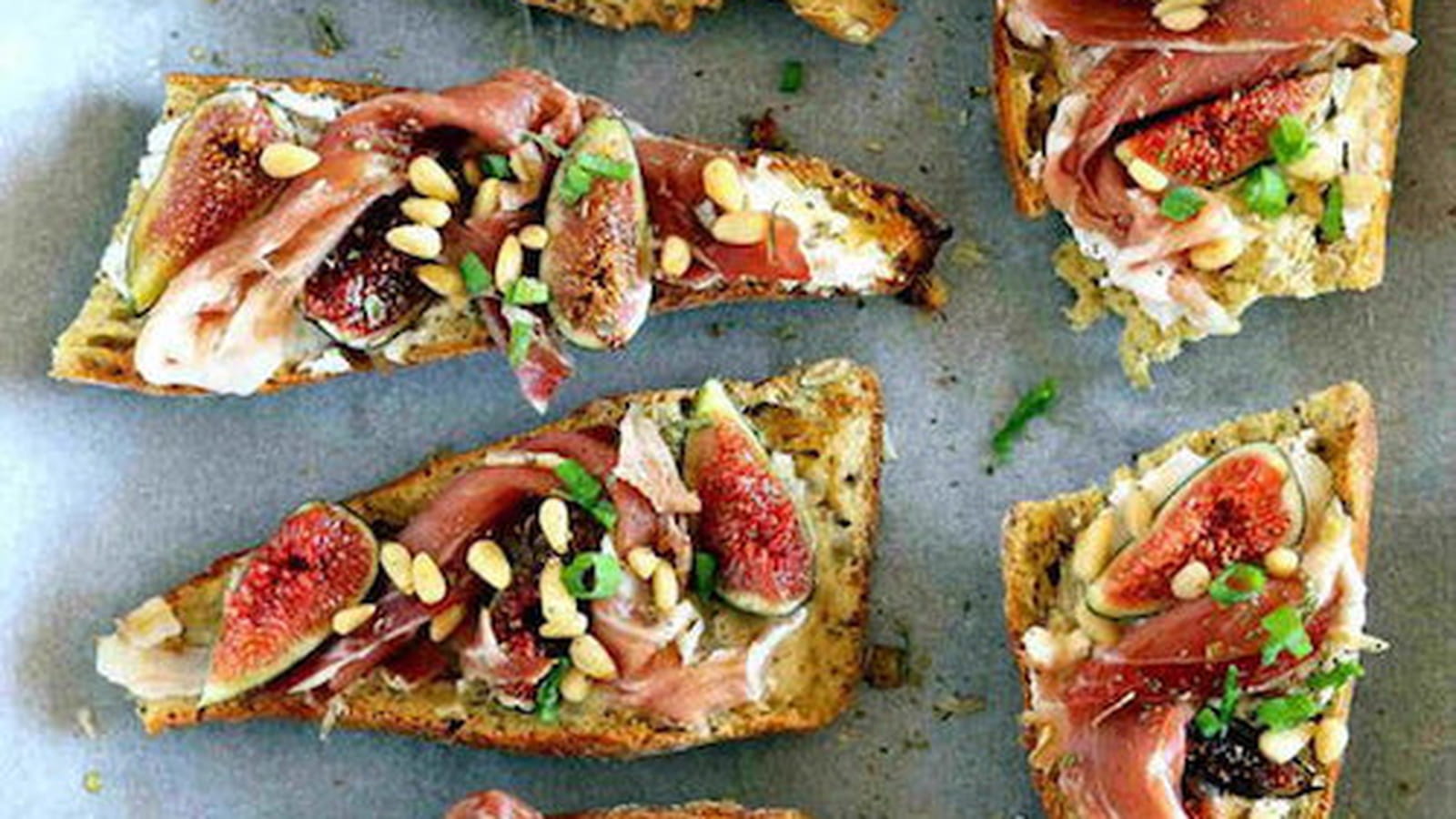 Tartines gorgonzola jambon cru et figues