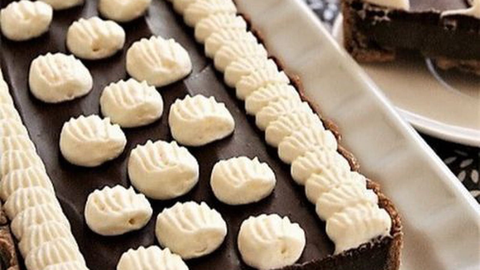 Tarte végétalienne à la gelée de poires, chocolat, chantilly, bio, sans gluten, sans oeufs et sans lait