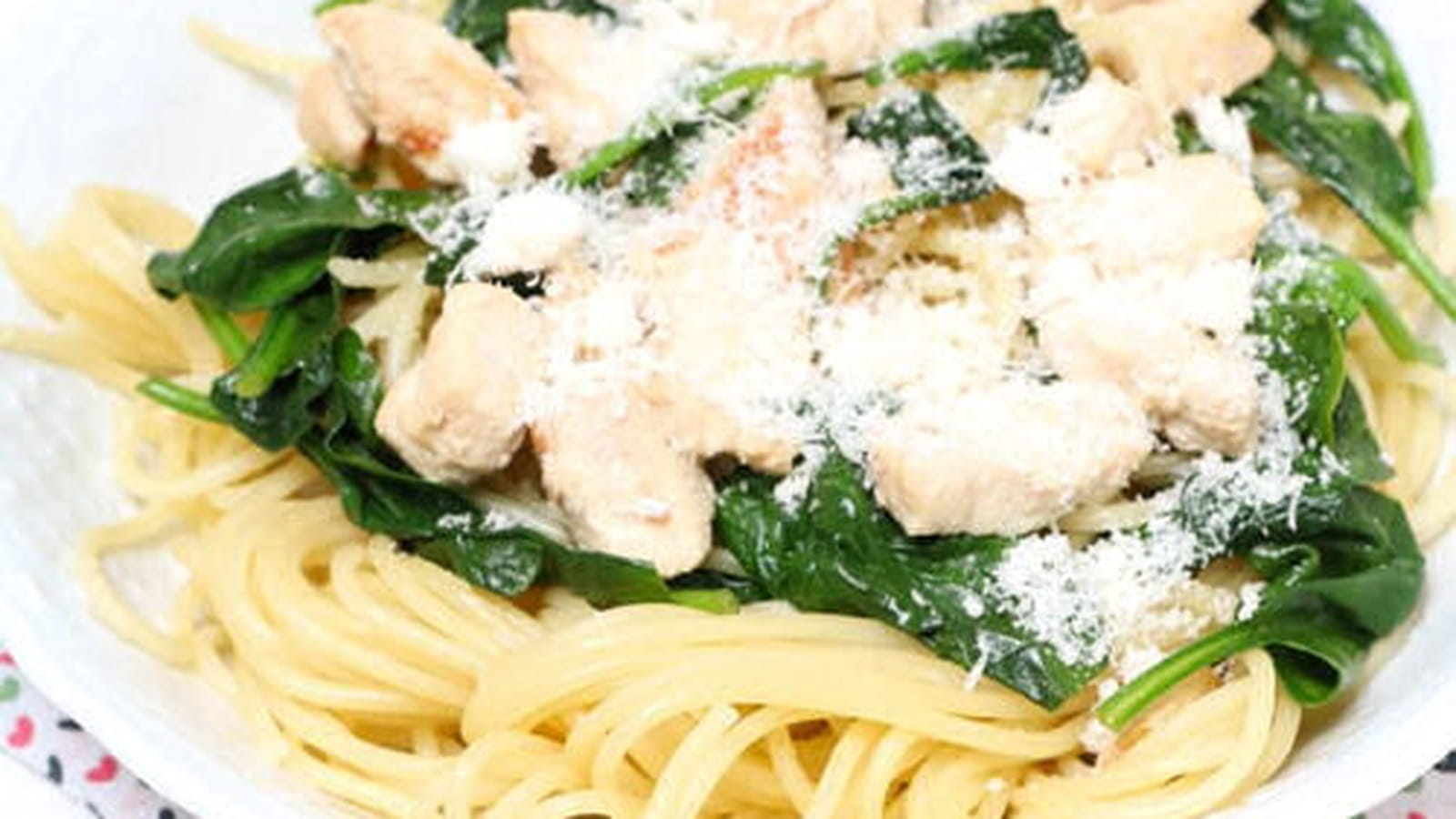 Spaghetti au poulet grillé et épinards