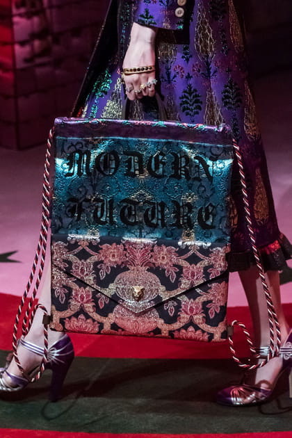 Le sac patchwork &agrave; message du d&eacute;fil&eacute; Gucci