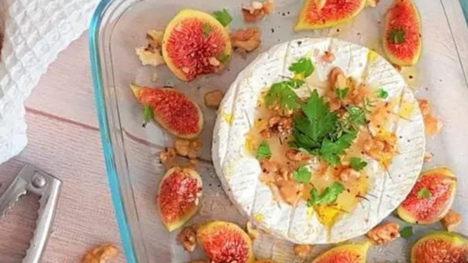 Camembert au four, figues, noix et miel