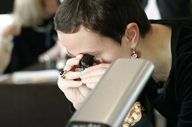 Une émeraude à l'étude