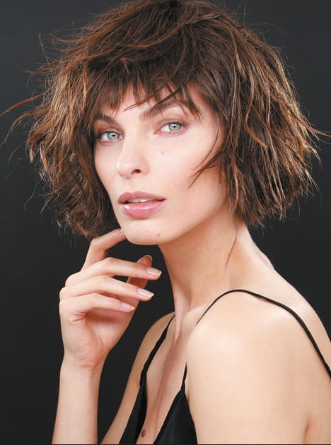 Carr&eacute; plongeant coiff&eacute;-d&eacute;coiff&eacute;