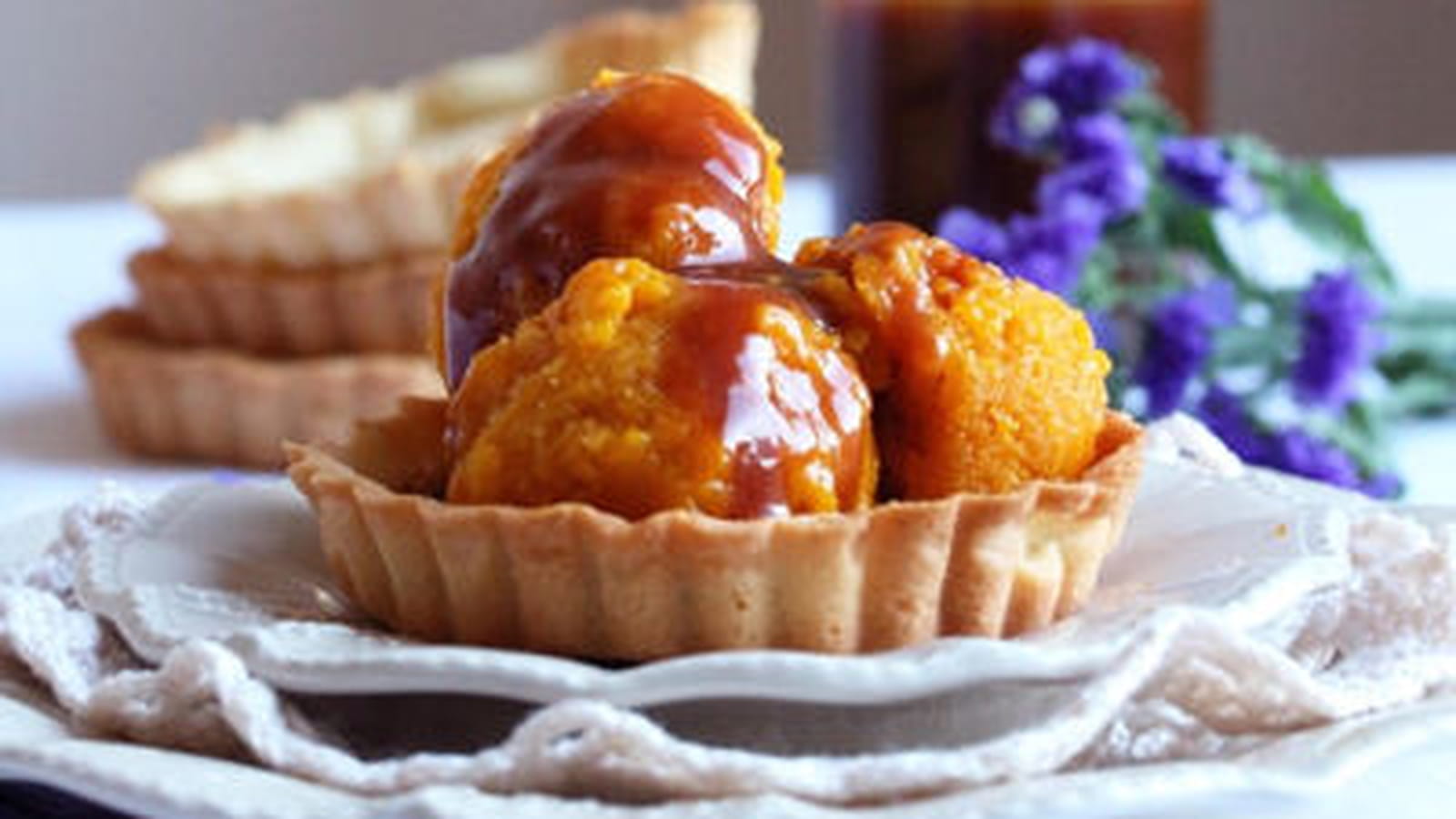 Tartelette de glace à la banane, potimarron et caramel au beurre salé