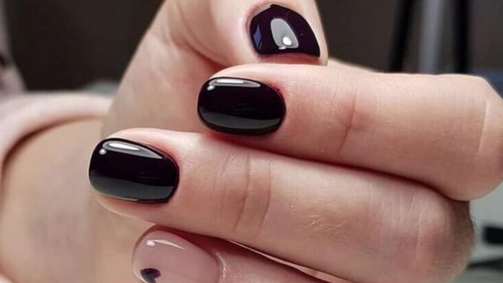 Une manucure noire avec un coeur