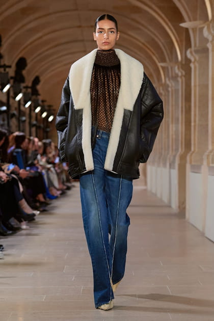 Veste en cuir noire, jean et top transparent aper&ccedil;us sur le d&eacute;fil&eacute; Victoria Beckham