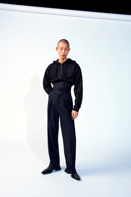 Sweatshirt zippé à taille marquée et pantalon noirs issus de la collaboration Mugler H&M