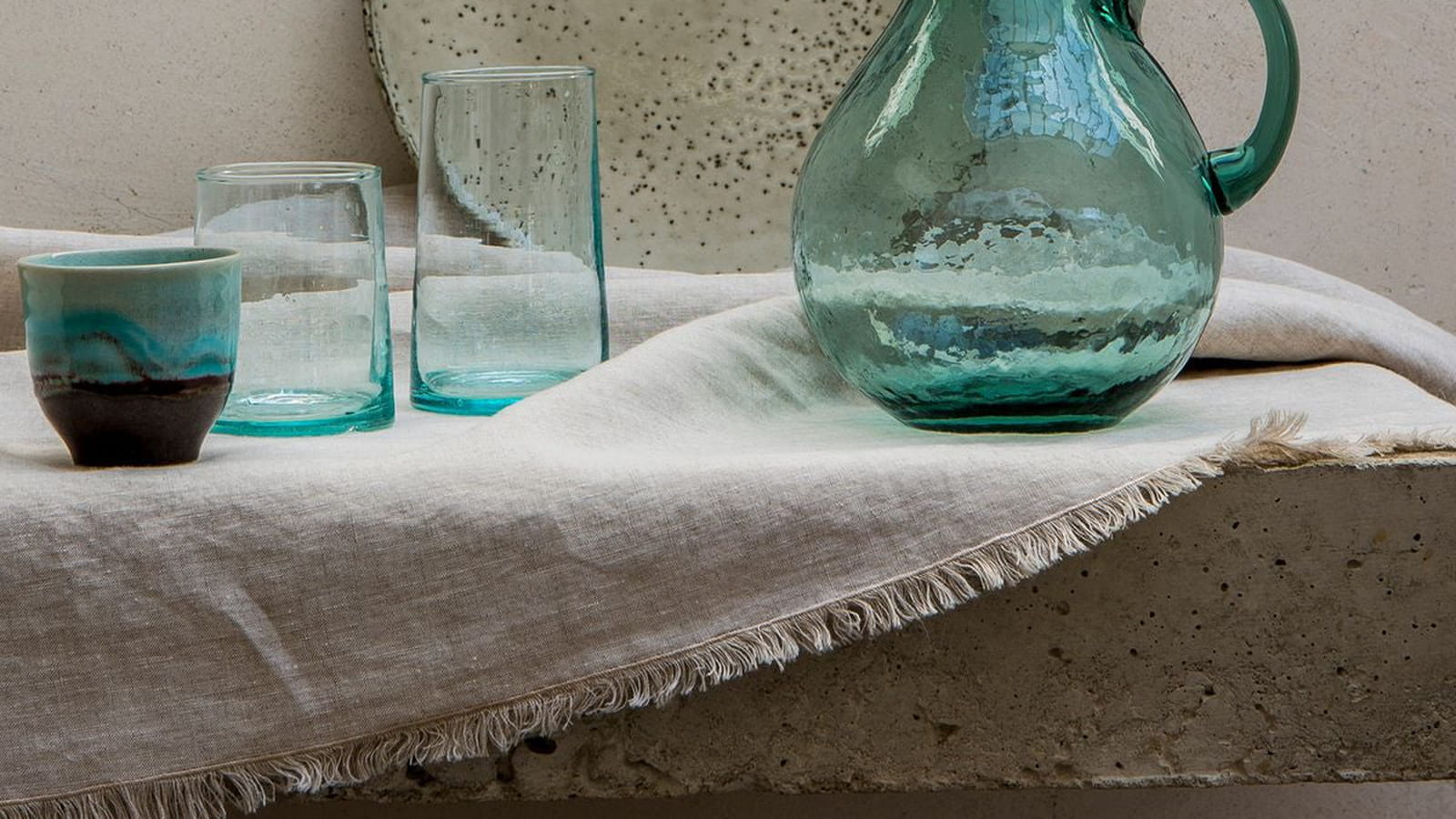 Une carafe en verre artisanale