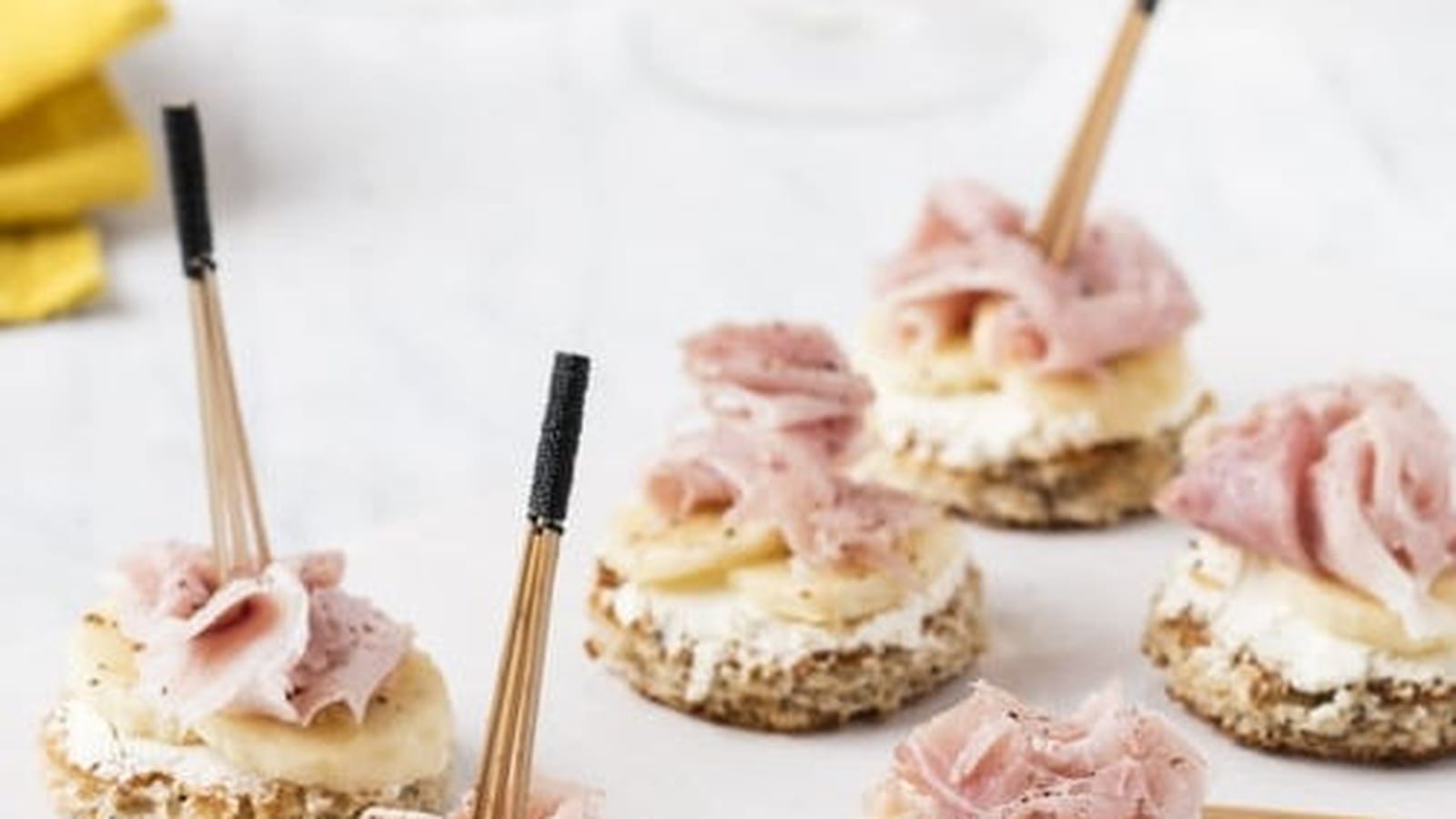 Mini-toast banane, jambon blanc et fromage frais