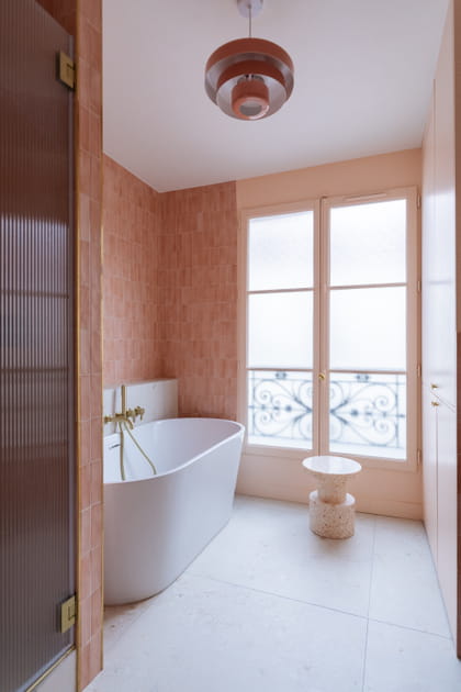 Apr&egrave;s&nbsp;: une salle de bains aux tons doux avec baignoire et douche