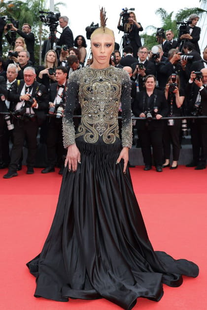 Bilal Hassani en robe longue à détails dorés et coiffe