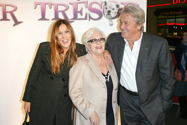 Entourée de Mathilde Seigner et Alain Delon